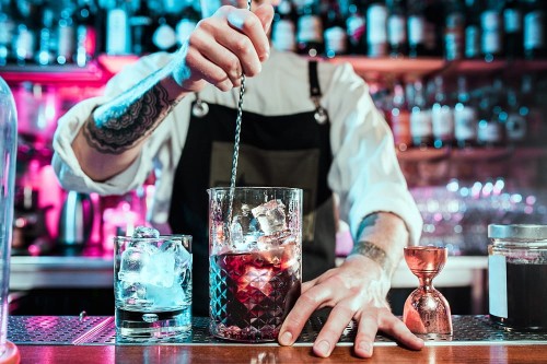 bigstock-Expert-Barman-Is-Making-Cockta-szklanica.jpg