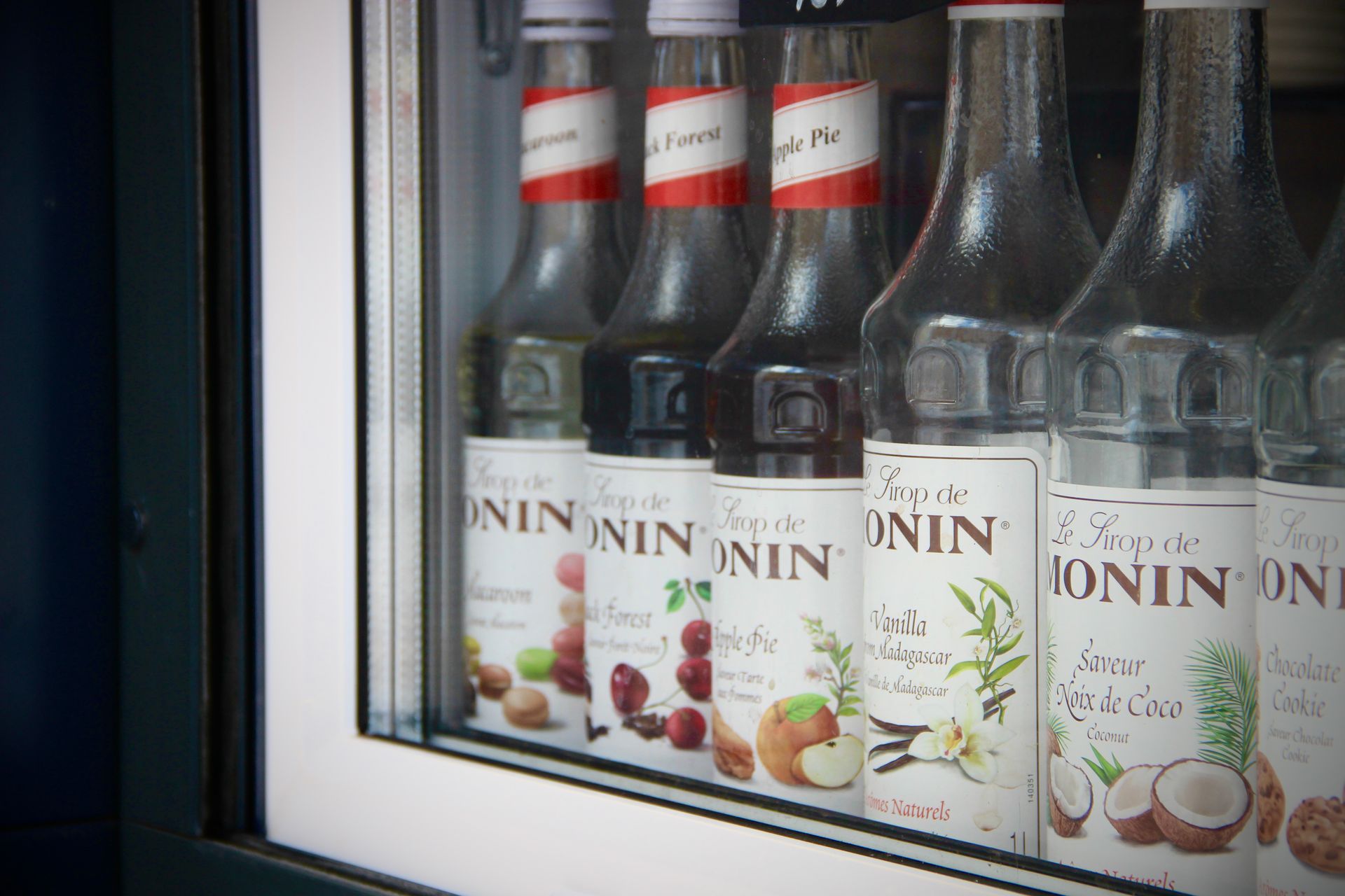 Syrop pistacjowy Monin jak go używać w kawie, koktajlach i deserach?